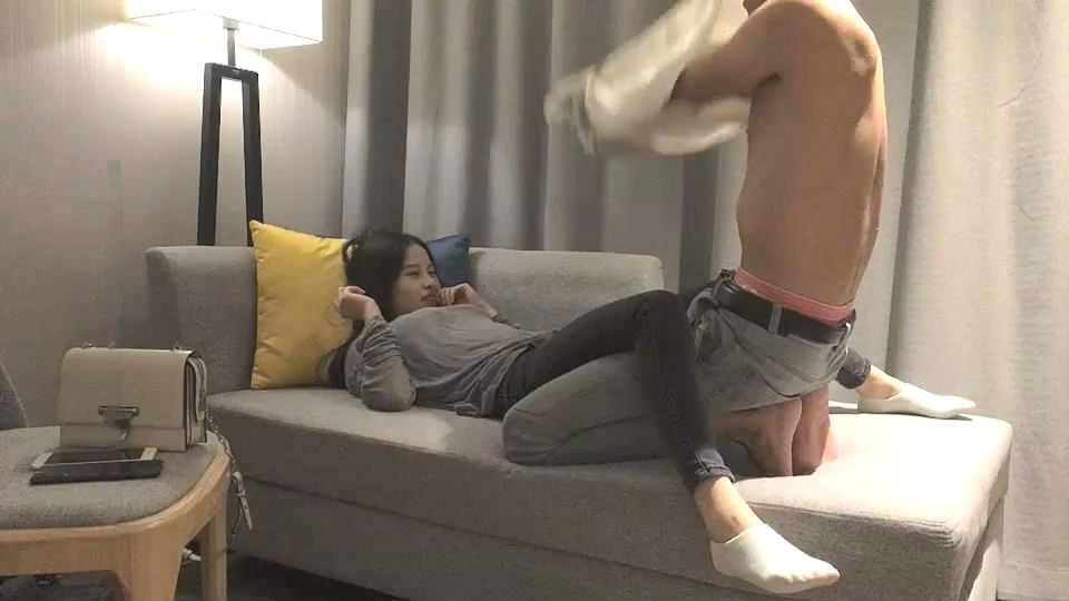 長髮氣質性感美女利用晚上散步時間和網友酒店偷情