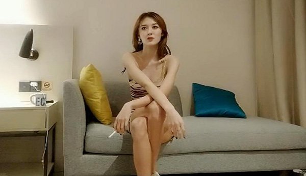小哥大戰妖艷的週邊甜美小妖精，身材太苗條了，小哥很輕鬆就能把她抱起來操，各種姿勢暴力抽插半小時太給力了