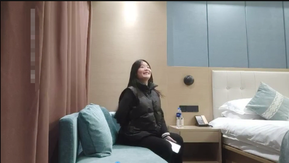 剛破處沒幾天的大二學生妹返場，羞澀靦腆又渴望男人，對白刺激