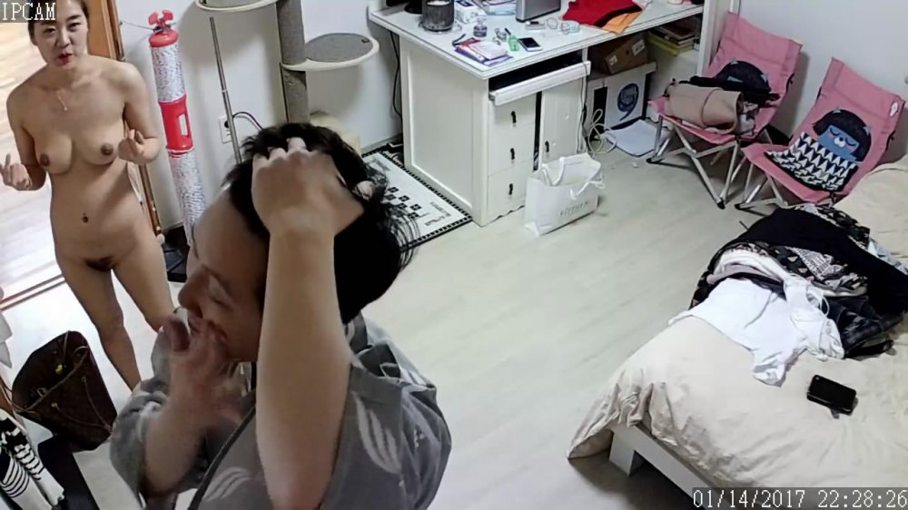 駭客破解家庭攝像頭監控喜歡用老婆化樁品的花美男和逼毛非常性感的媳婦啪啪