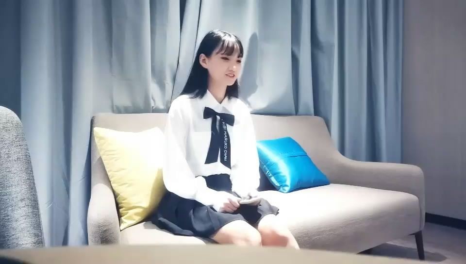 長相甜美清純，逼毛卻很茂密黝黑的技校小美女被網友約到酒店開房