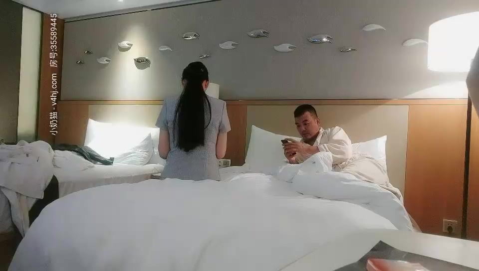 探花郎李尋歡深夜場約個馬尾少婦啪啪，穿上情趣透視裝口交上位騎坐抽插猛操