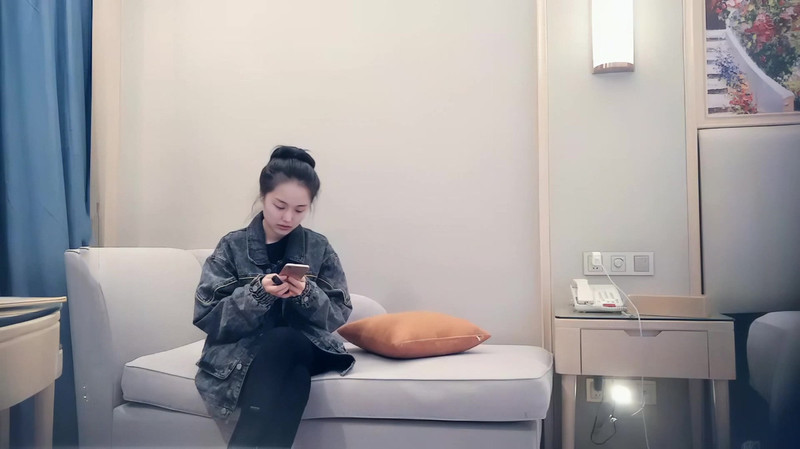 AI高清2K修復-Love小天深夜場牛仔外套會壹字馬紋身妹子，穿上性感吊帶黑絲翹屁股口交猛操