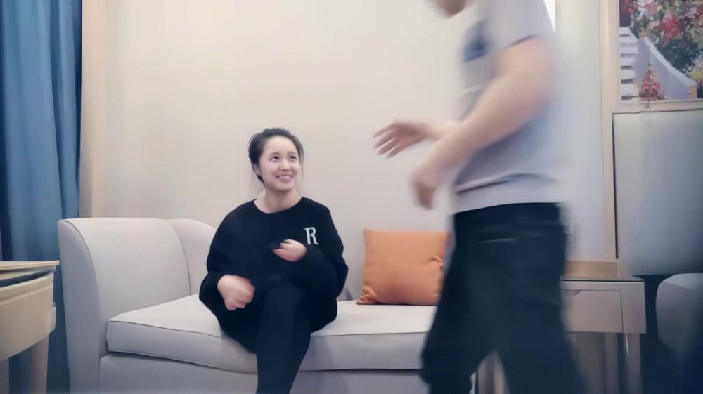 【AI高清2K修復】Love小天深夜場牛仔外套會一字馬紋身妹子