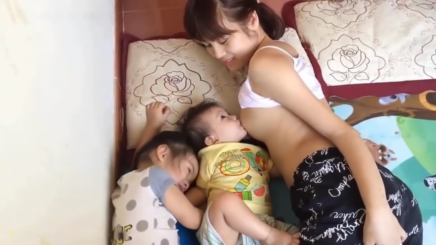 在家帶兩個孩子的哺乳期年輕漂亮媽媽如何給寶貝餵奶的大大凸起的乳頭很誘人