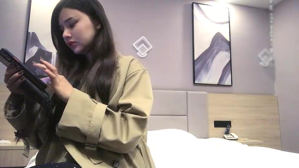 小寶尋花第二場約了個顏值不錯甜美斑點裙妹子，口交舔弄抱著大力猛操呻吟嬌喘誘人