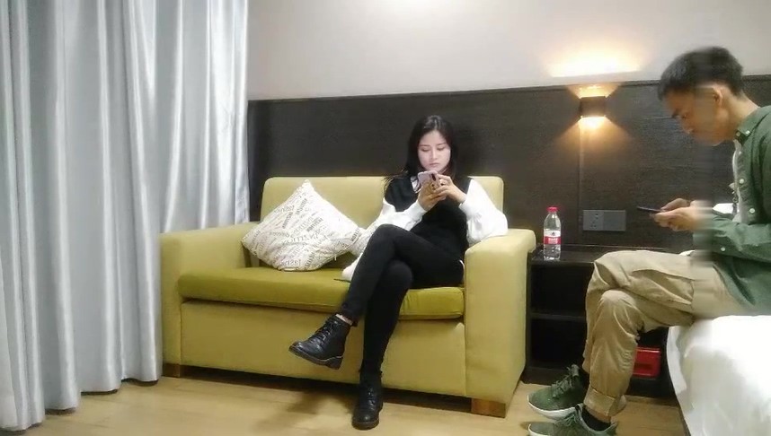 老哥探花約了個顏值不錯妹子TP啪啪-沙發上摸奶口交騎乘大力猛操非常誘人