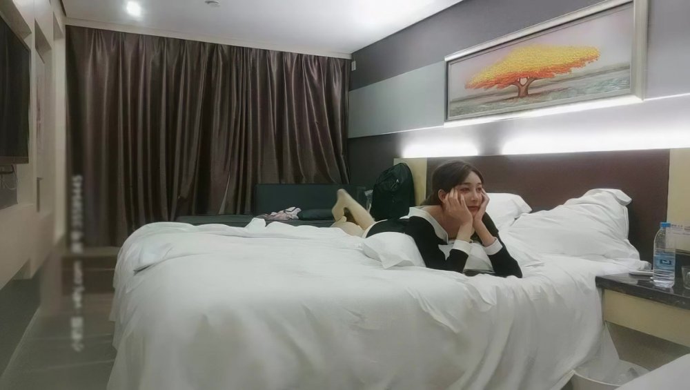【AI高清2K修復】探花郎李尋歡顏值不錯腿上紋身妹子，穿上情趣裝口交后入抽插猛操