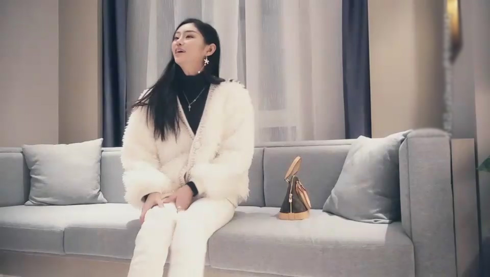 【七天極品探花】高價網約車模，女神貌美膚白大長腿，對著鏡子后入搔首弄姿小尤物