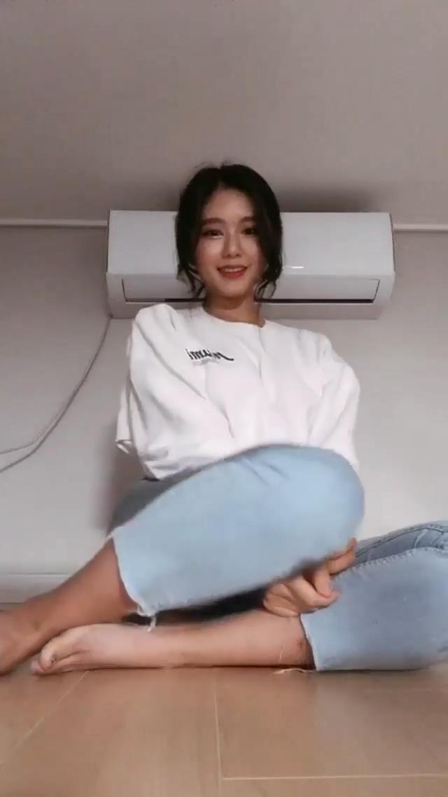 笑容很美的小姐姐，可愛如風，天生兩邊性感肉臀，後入妥妥地肏，濕噠噠的抽插呻吟聲！