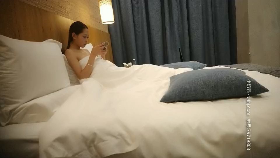 極品兼職00後苗條小蘿莉，幹得鬼哭狼嚎叫爸爸求插求深入，兩炮下來癱軟在床高潮滿足爽