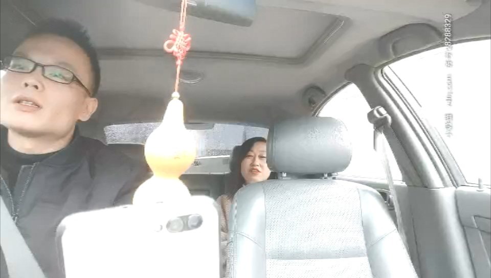 騷飄飄高價約的良家大姐，車接車送賓館激情啪啪，吃著奶子摳著騷逼玩的真暴力，各種體位抽插爆草直接內射