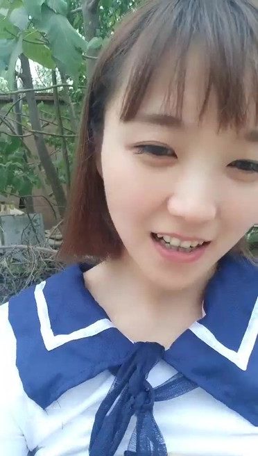 小女子夢梵短髮騷女和炮友戶外路上干，脫光光直接路邊後入有個大爺路過，搞得呻吟嬌喘大聲