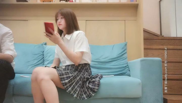午夜尋花非常嫩清純短髮學生妹襯衣短裙，脫光光調情坐在腿上摸逼閉眼享受