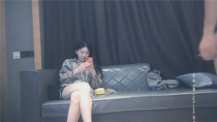 4000約很漂亮的00后小美女，被老金的大雞巴直接懟哭了，還直接幹了兩炮，隔著螢幕都能感覺到疼，1080P修復版