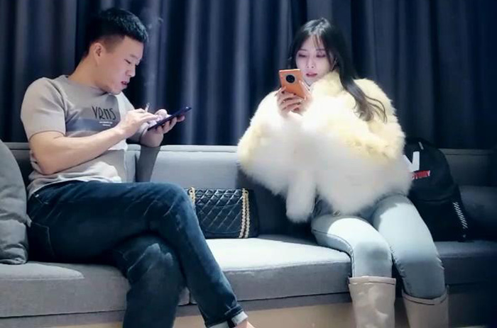 明星級別的一字馬超高顏值的牛仔褲小姐姐