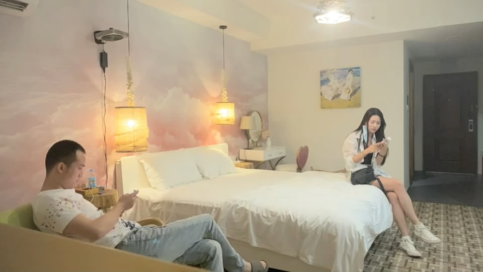 做二手車生意小老闆網約青春氣息十足迷你裙帆布鞋美女先舌吻摳B預熱洗乾淨後瘋狂連搞2次不戴套幹一半還接到老婆電話