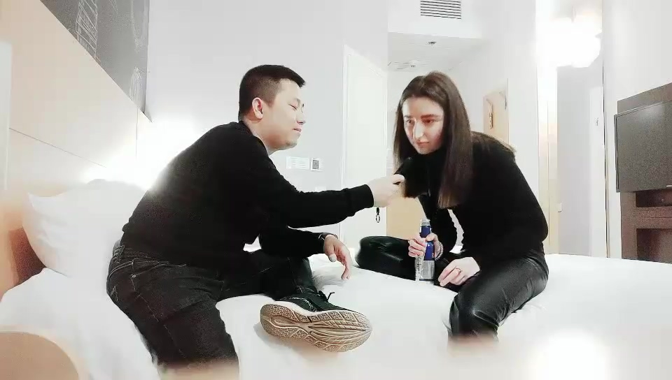 全國探花嫖老外約了個黑衣皮褲國外妹子啪啪口交舔弄抱著大力猛操上位騎坐后入抽插