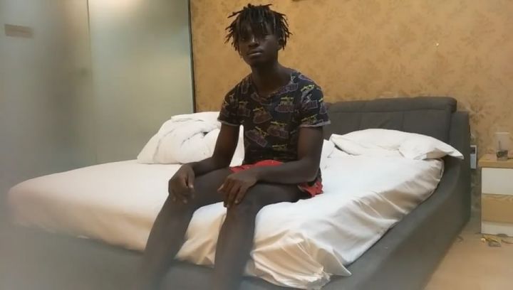 狼哥雇傭黑人留學生小哥酒店嫖妓偷拍黑哥先用手指給條紋小姐摳逼熱身各種姿勢猛草