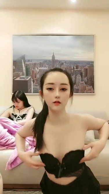 小熱巴OOXX高顏值雙女舔逼道具自慰啪啪，抹上潤滑油震動棒插入給炮友口交騎坐