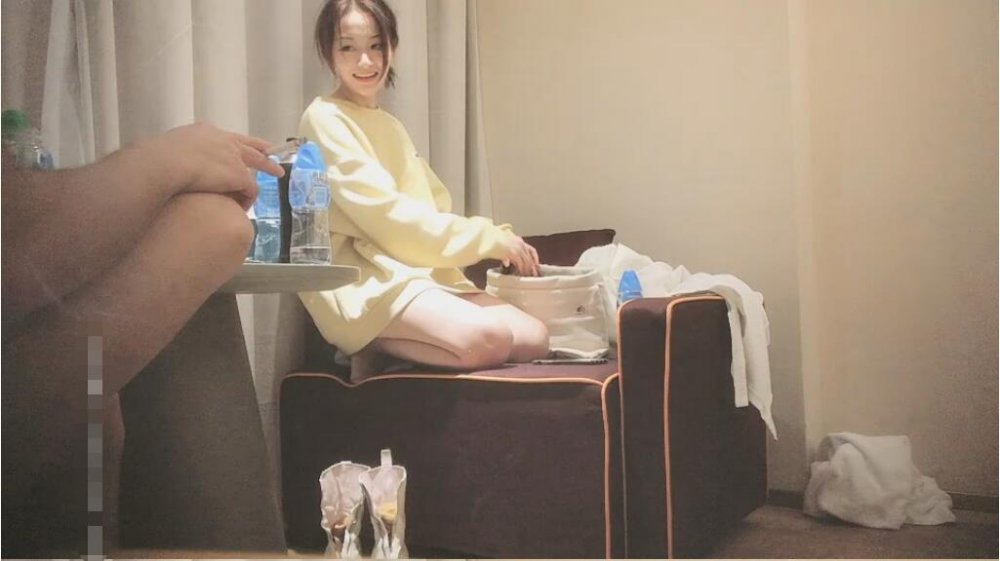 精壯小夥酒店約操清純粉嫩嬌軀零零后蘿莉妹子，激情澎湃讓你血脈噴張