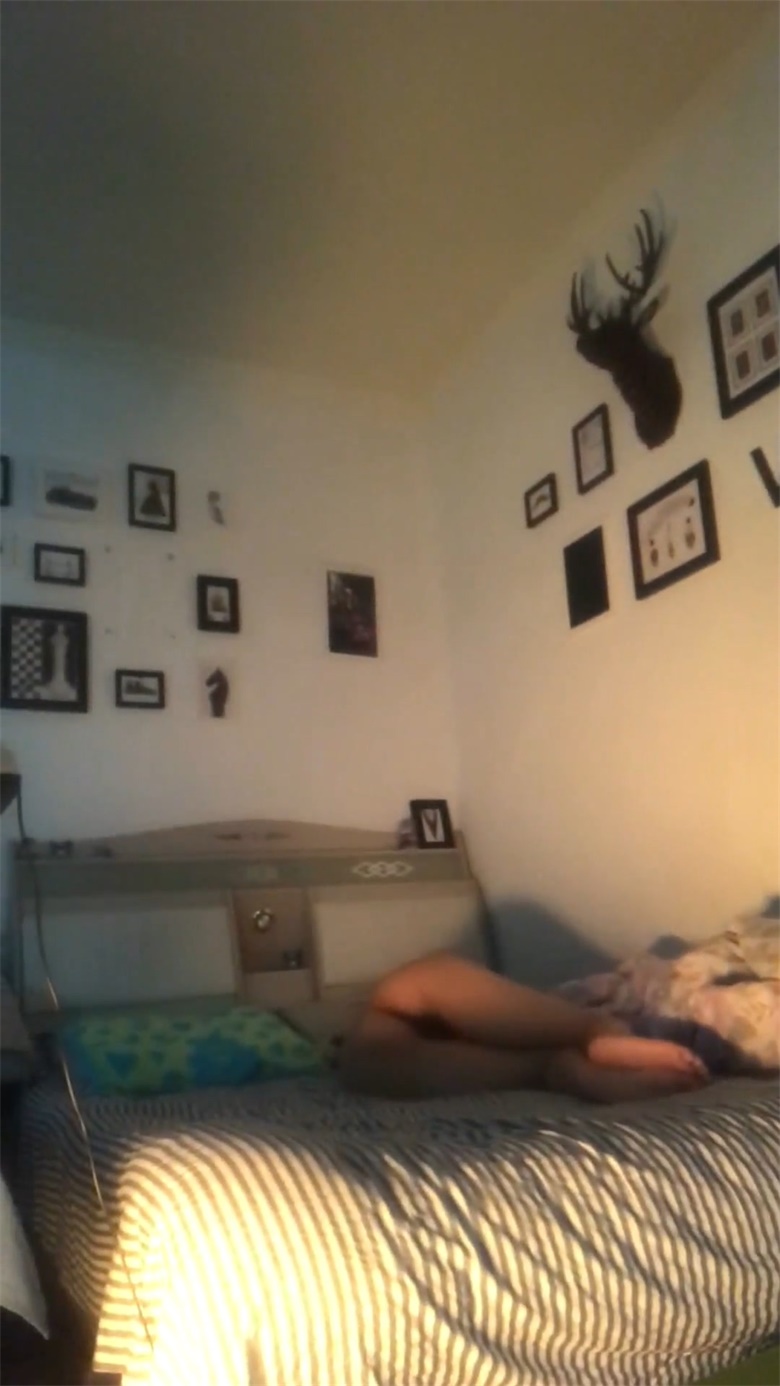 武漢上大學的大二美女出租屋太冷開著小太陽和男友啪啪啪完美露臉