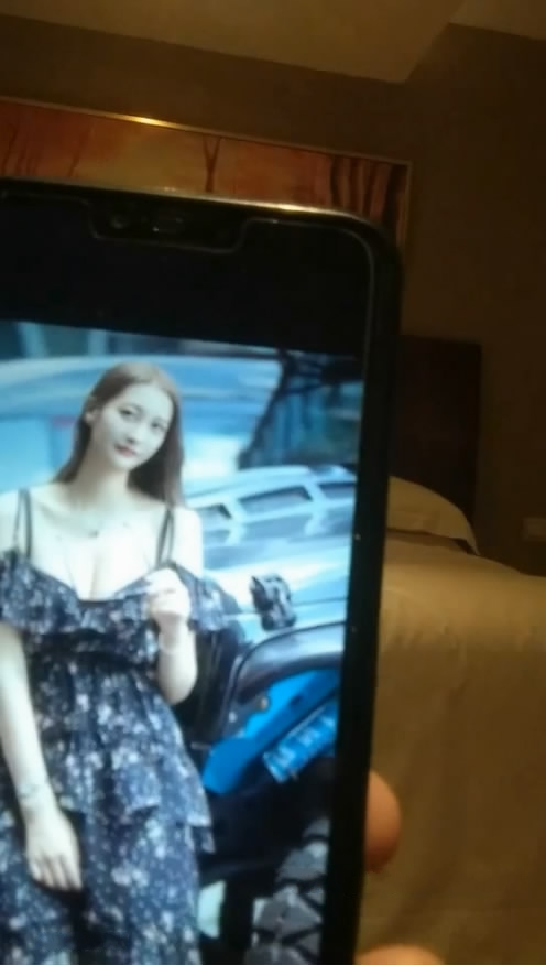 胖哥花高價網約身材高挑漂亮氣質車模兼職週邊等不急了沒洗就給按倒摳B預熱換上開襠黑絲女僕裝肏
