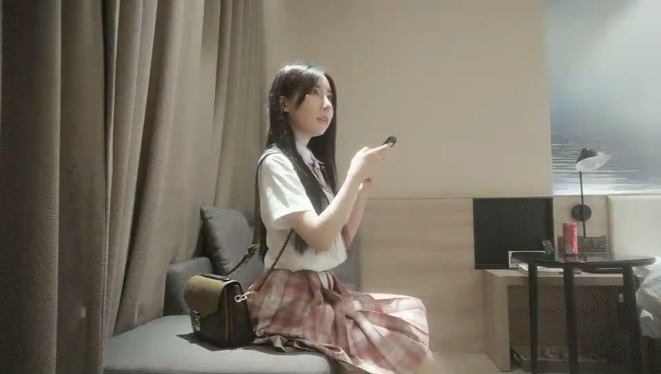 長相甜美漂亮的學生裝美女偷偷兼職援交，酒店被大壯哥扒掉衣服抱著性感翹臀狠狠抽插