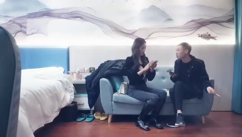 文軒探花第二場黃先生上場牛仔褲長腿妹子，穿上情趣裝69姿勢口交上位騎坐猛操