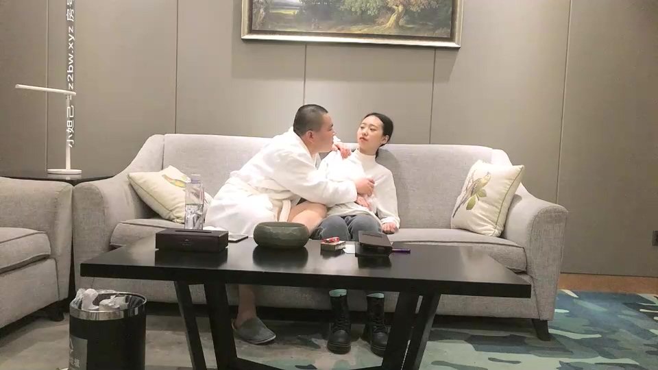 騷男探花約了個顏值不錯白衣妹子啪啪，摸逼口交穿上連體網襪后入抽插猛操