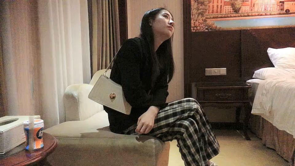 你們一直要的女神，2800網約極品明星臉，高端週邊清純女神粉嫩美乳，沙發近景摳穴激情啪啪