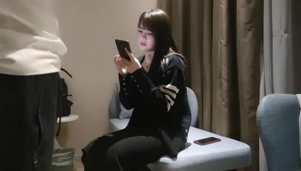 步賓探花黑衣顏值不錯妹子沙發上啪啪，舔逼口交抬腿側入抽插大力猛操