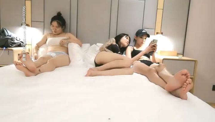 6P粉嫩小蘿莉三男三女激情啪啪，口交後入排成一排一起操，紋身嫩妹掰穴特寫