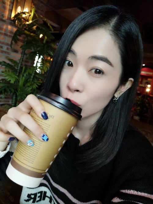 非常有氣質漂亮的極品平面模特參加商務聚餐被灌醉後帶到酒店被換了3套衣服