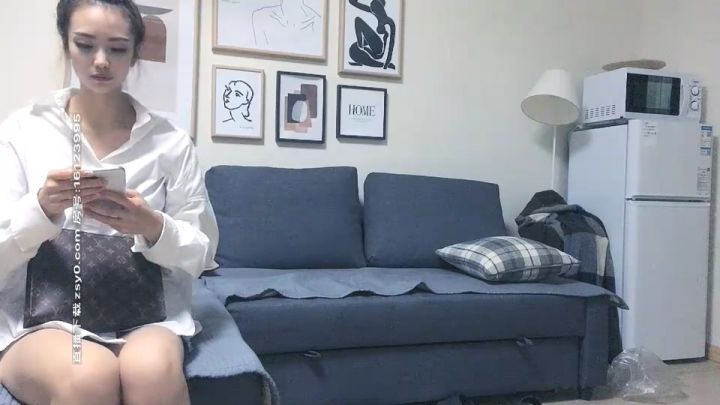 太子探花極品第二場約了個牛仔短褲妹子，穿上黑絲撕開襠部沙 發口交舔逼