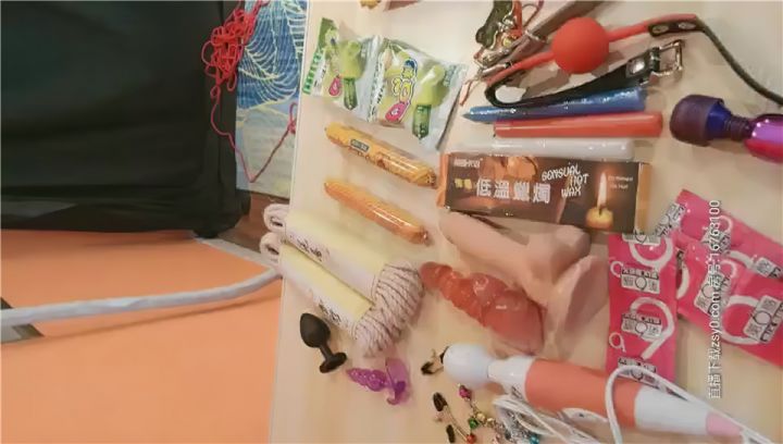 大佬帶你探秘國內SM圈的那些事，【帝王哥調教女奴】良家人妻釋放心底的慾望，灌腸狗籠道具調教成淫蕩母狗，刺激勁爆讓你大開眼界