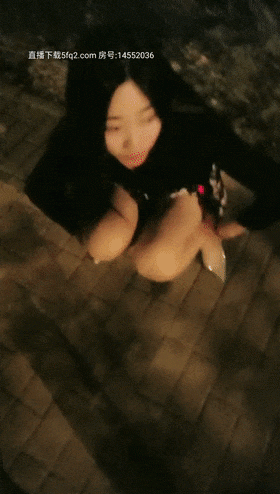 深夜，人來人往的鄭州街頭，有個極品180長腿模特，街頭撒尿，跳蛋絲襪
