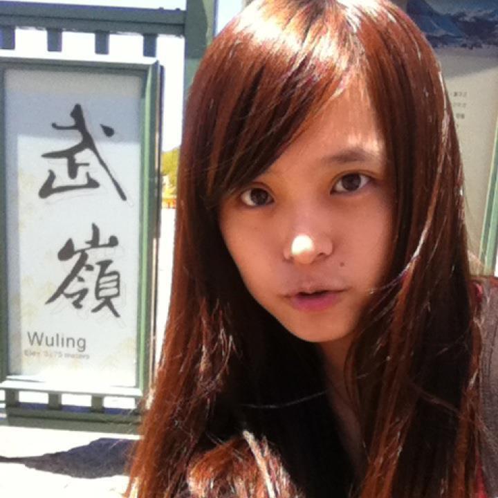 漂亮美女與男友啪啪自拍，插的還不夠上道具，微肉肉的身材，