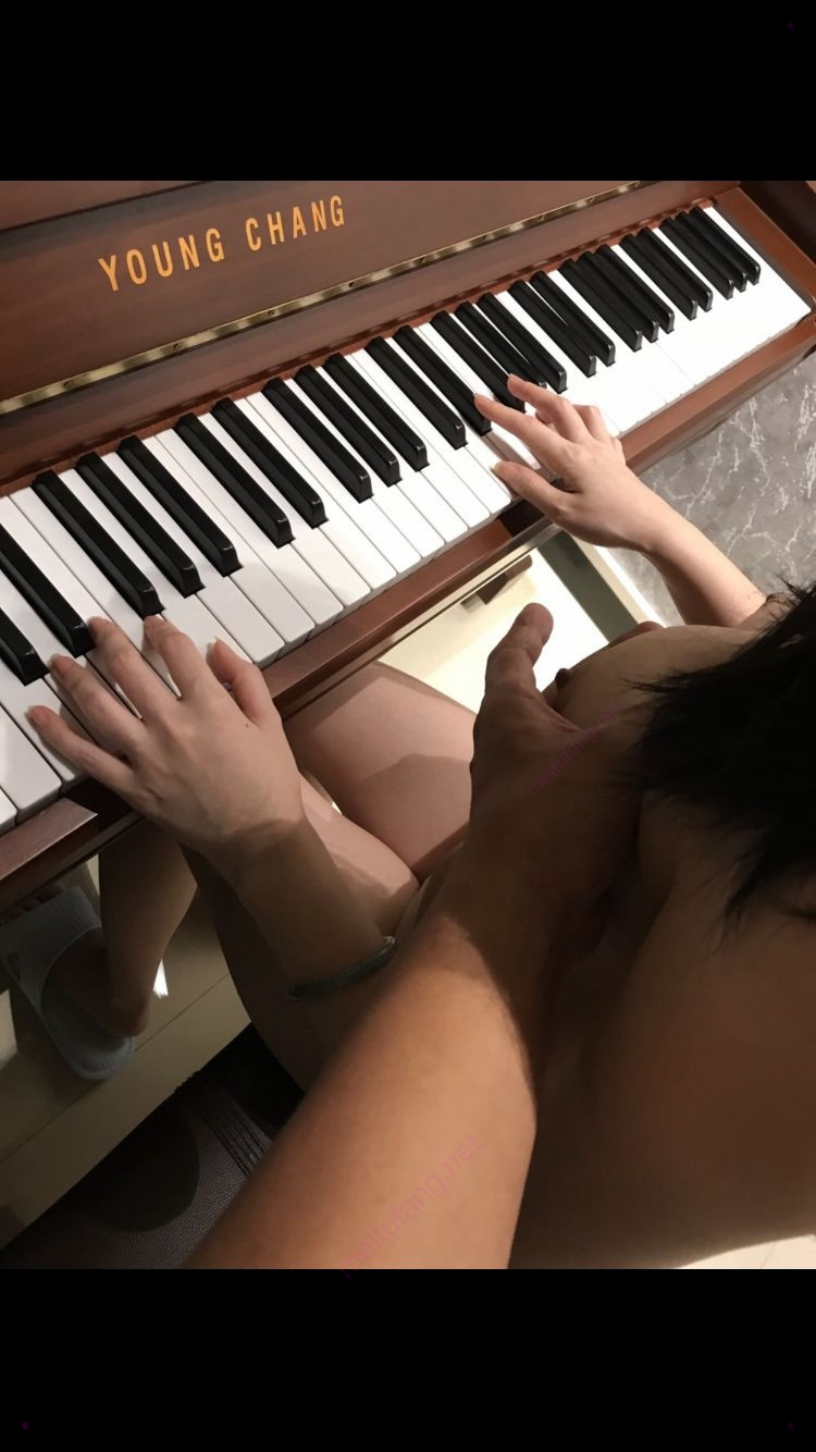 漂亮美乳豐臀鋼琴老師淫蕩一面-鋼琴上口交-抽插猛操-美乳亂顫-深喉跪舔-口爆顏