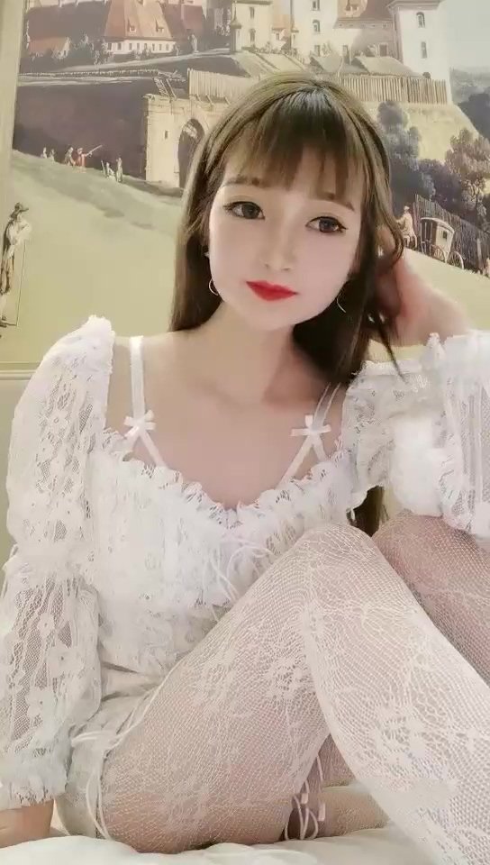 小姐姐十九歲性感紅唇白皙美乳妹子和炮友啪啪，脫掉內褲足交特寫騎坐猛操無毛粉穴搞了兩炮