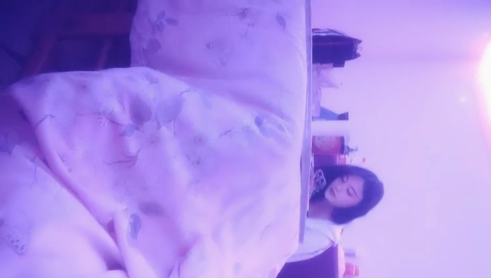 嫖娼不戴套夜晚掃街選逼直接加價把站街年輕小姐帶到住所乾燈光好對著鏡頭掰她B頂的太深大喊好長啊