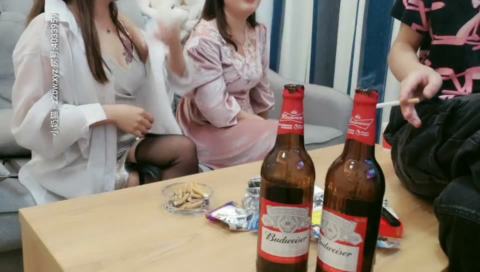 【極品雙飛】戶外勾搭兩個小騷貨小姐姐回家玩雙飛 沙發兩美臀排排翹 挨個操 無套輪操 爽到高潮迭起