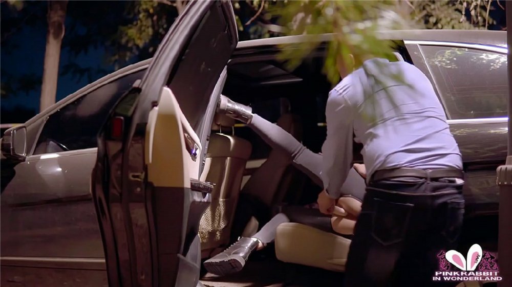 【征服白漿】極品淫妻『臺灣粉紅兔』車內自嗨被屌絲發現 無套強操敏感操出白漿 無套抽插內射粉穴