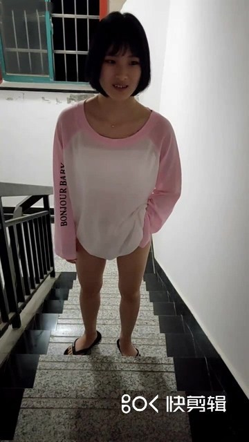 自拍福利短髮萌妹子晚上樓道雙人啪啪-階梯上后入抬起腿大力猛操再S發上玩-