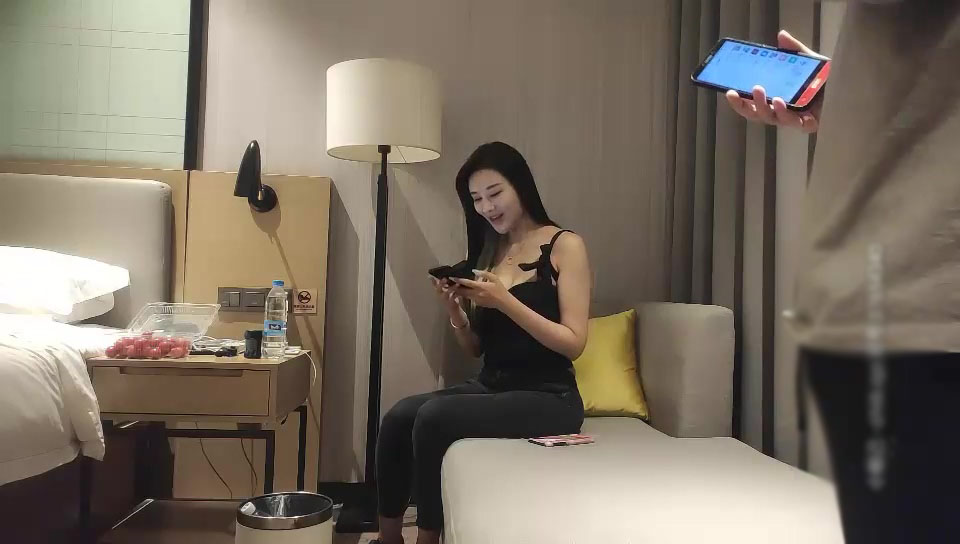 步賓探花約了個性感黑衣牛仔褲妹子啪啪，揉搓奶子舔弄近距離特寫口交抽插猛操