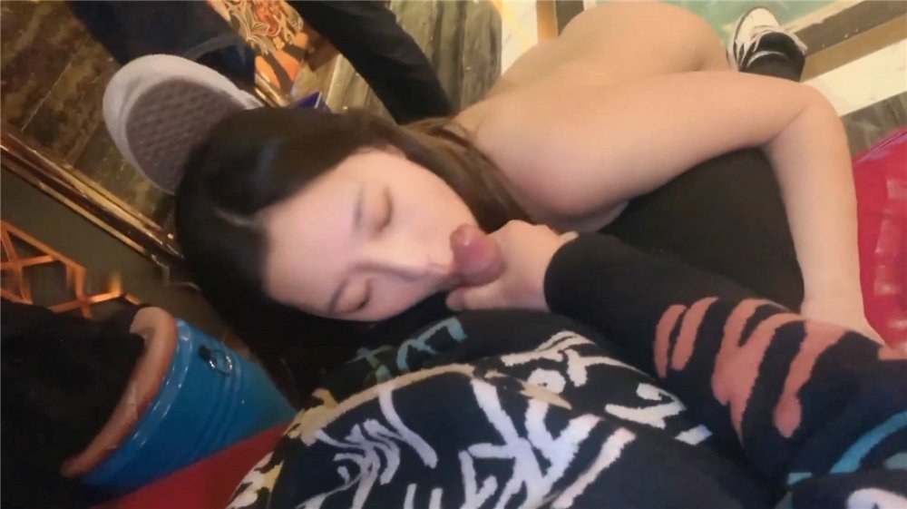 【極品反差婊】淫蕩性奴母狗【輝夜姬】群P顏射口交調教 第三彈 群趴盛宴 機炮亂轟 喝尿吞精 調教虐操