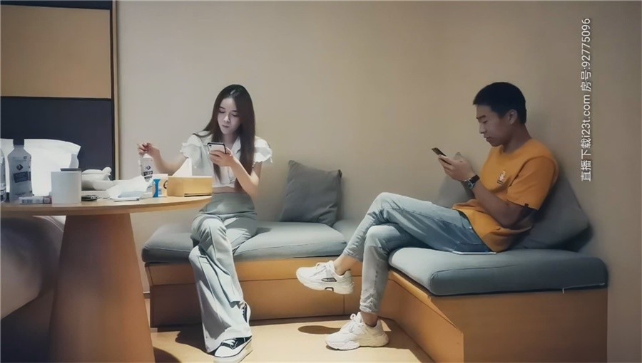 【9總探花】重金週邊模特，白衣大長腿，嬌小玲瓏惹人憐，氣質女神激情四射