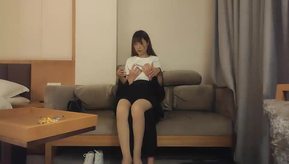 文軒探花小陳頭代班約了個短裙白衣萌妹子啪啪，沙發上操性感肉絲舔弄調情上位騎坐猛操