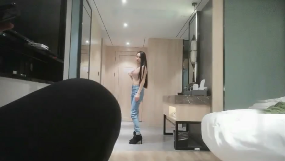 胖哥週邊群相中一位95年非常騷的性感美女模特級別身材換了2套情趣裝搞被狠狠爆操淫叫說太深了