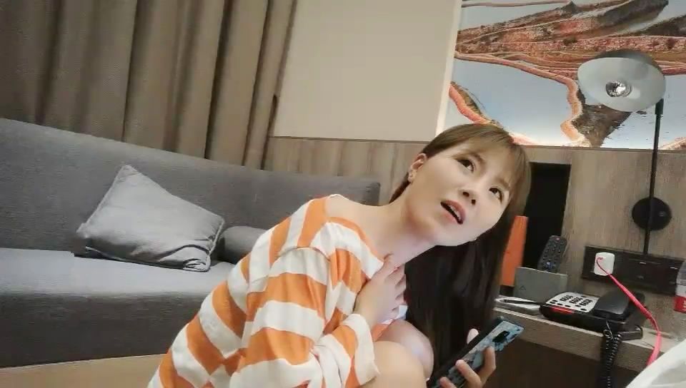 壯哥裝靦腆套路極品性感高素質短褲美女，剛操一會美女淫叫：你怎麼那麼大，那麼硬